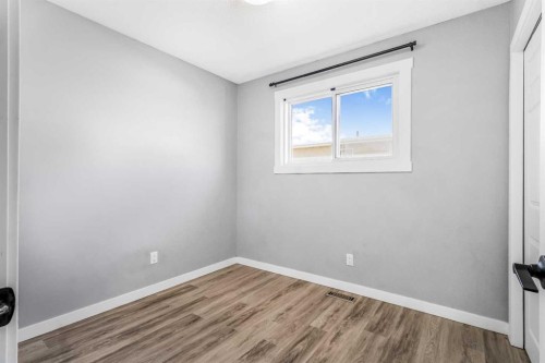 183 Penbrooke Close Se, Calgary, AB - Indoor Photo Showing Other Room