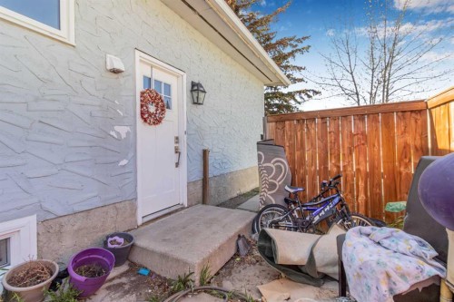 183 Penbrooke Close Se, Calgary, AB - Outdoor