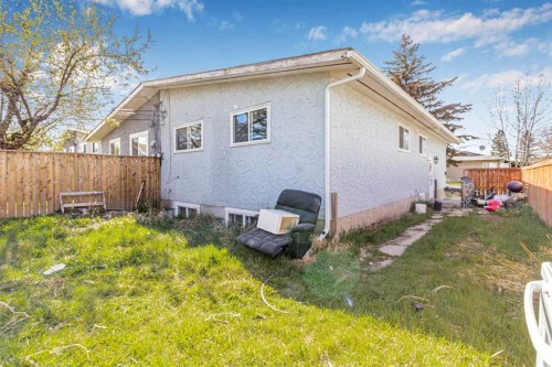 183 Penbrooke Close Se, Calgary, AB - Outdoor