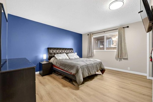 208 Silver Valley Rise Nw, Calgary, AB - Indoor Photo Showing Bedroom
