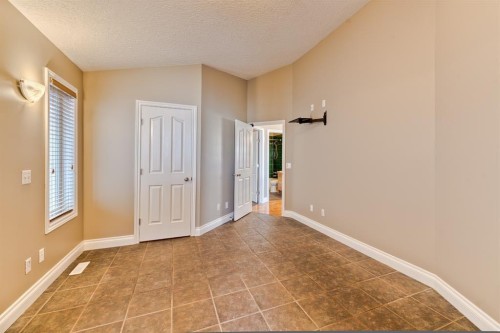 180 Hidden Vale Close Nw, Calgary, AB - Indoor Photo Showing Other Room