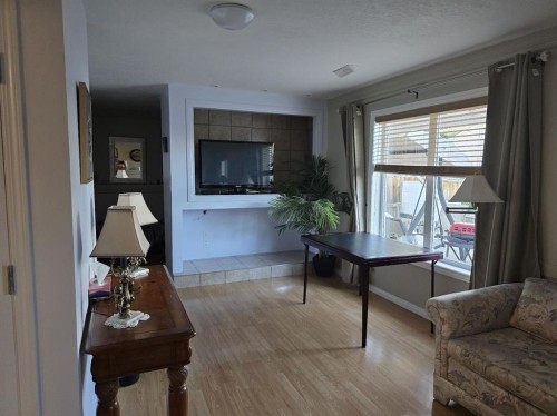 180 Hidden Vale Close Nw, Calgary, AB - Indoor Photo Showing Living Room