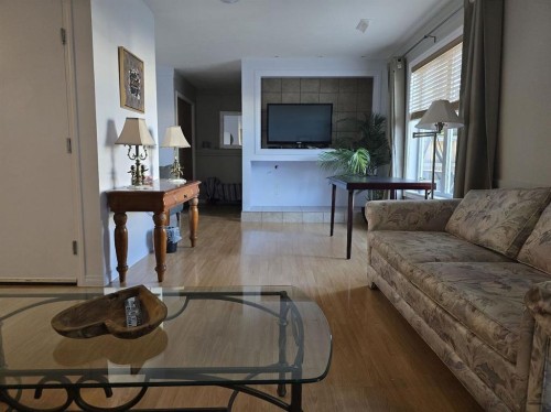 180 Hidden Vale Close Nw, Calgary, AB - Indoor Photo Showing Living Room
