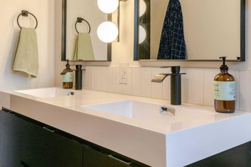 9632 Alcott Road Se, Calgary, AB - Indoor Photo Showing Bathroom