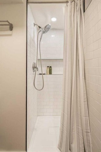 9632 Alcott Road Se, Calgary, AB - Indoor Photo Showing Bathroom