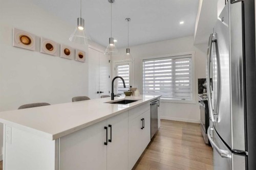 247 Greenbriar Common Nw, Calgary, AB - Indoor Photo Showing Kitchen With Upgraded Kitchen