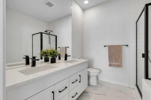 247 Greenbriar Common Nw, Calgary, AB - Indoor Photo Showing Bathroom