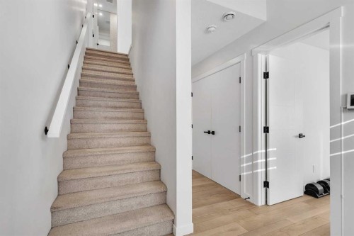 247 Greenbriar Common Nw, Calgary, AB - Indoor Photo Showing Other Room