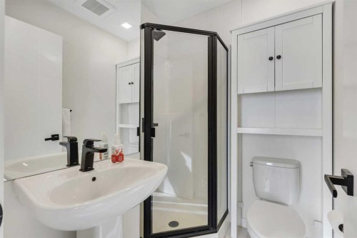 247 Greenbriar Common Nw, Calgary, AB - Indoor Photo Showing Bathroom