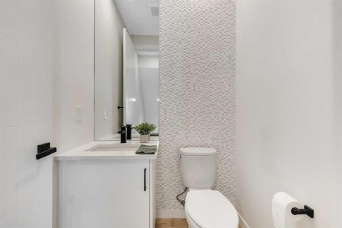 247 Greenbriar Common Nw, Calgary, AB - Indoor Photo Showing Bathroom