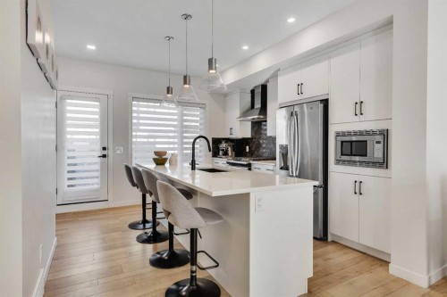 247 Greenbriar Common Nw, Calgary, AB - Indoor Photo Showing Kitchen With Upgraded Kitchen