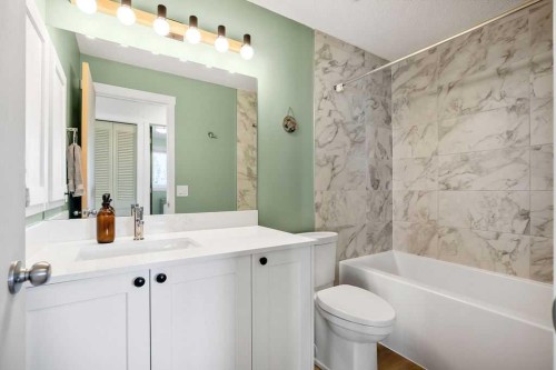 220 Scenic Way Nw, Calgary, AB - Indoor Photo Showing Bathroom