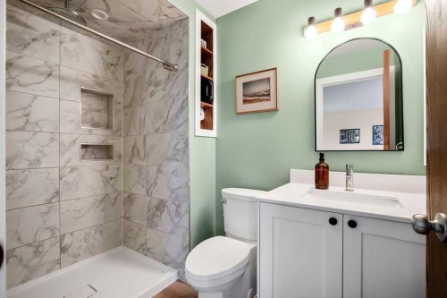 220 Scenic Way Nw, Calgary, AB - Indoor Photo Showing Bathroom