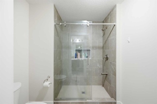 228 Carringham Road, Calgary, AB - Indoor Photo Showing Bathroom