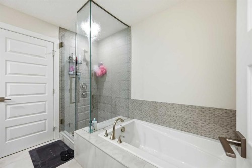228 Carringham Road, Calgary, AB - Indoor Photo Showing Bathroom