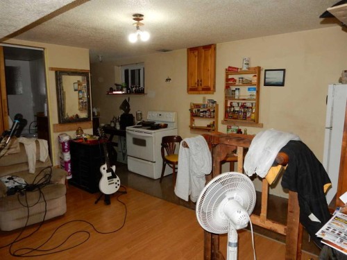 1330 34 Street Se, Calgary, AB - Indoor Photo Showing Kitchen