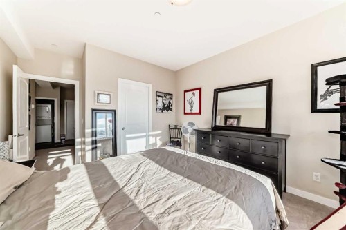 206-1005B Westmount Drive, Strathmore, AB - Indoor Photo Showing Bedroom