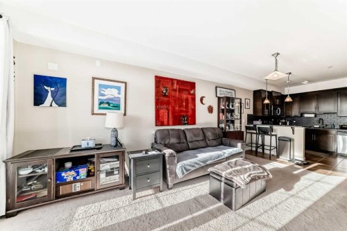 206-1005B Westmount Drive, Strathmore, AB - Indoor Photo Showing Living Room