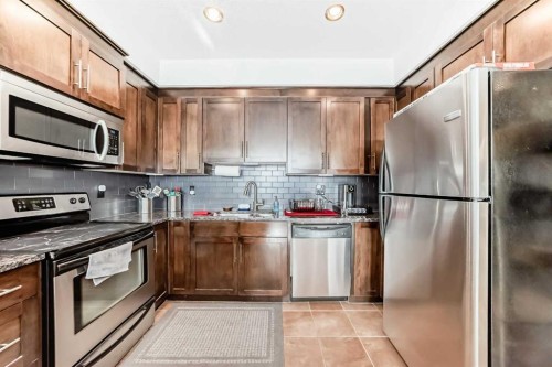 206-1005B Westmount Drive, Strathmore, AB - Indoor Photo Showing Kitchen With Stainless Steel Kitchen