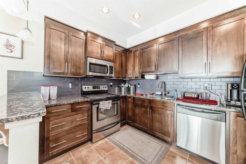 206-1005B Westmount Drive, Strathmore, AB - Indoor Photo Showing Kitchen With Stainless Steel Kitchen
