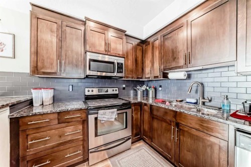 206-1005B Westmount Drive, Strathmore, AB - Indoor Photo Showing Kitchen With Stainless Steel Kitchen