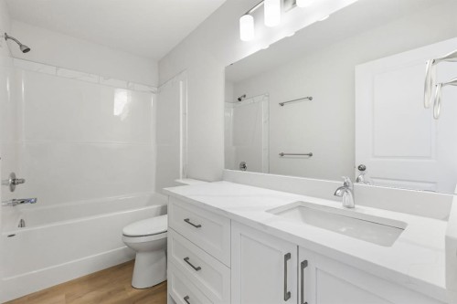 9 Park Lane, Didsbury, AB - Indoor Photo Showing Bathroom
