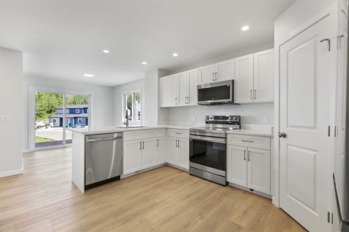 9 Park Lane, Didsbury, AB - Indoor Photo Showing Kitchen