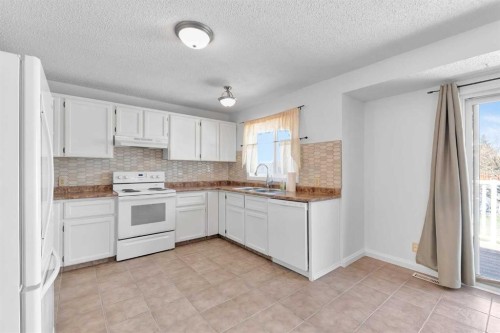 4056 44 Avenue Ne, Calgary, AB - Indoor Photo Showing Kitchen