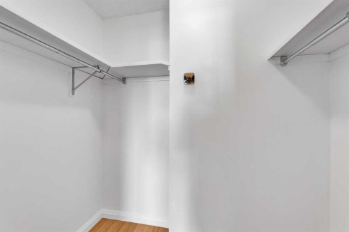 4056 44 Avenue Ne, Calgary, AB - Indoor With Storage