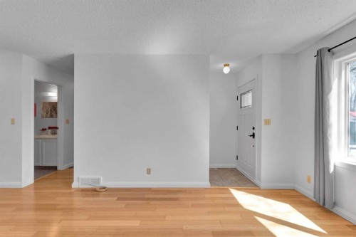 4056 44 Avenue Ne, Calgary, AB - Indoor Photo Showing Other Room
