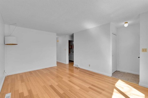 4056 44 Avenue Ne, Calgary, AB - Indoor Photo Showing Other Room