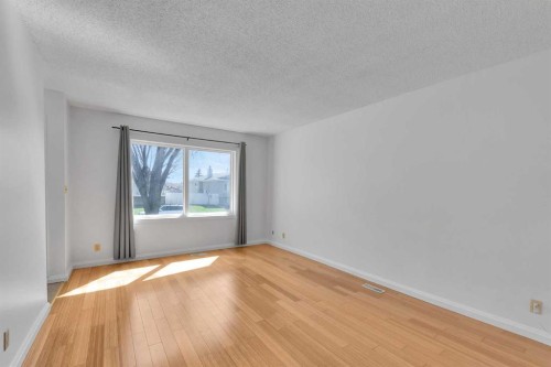 4056 44 Avenue Ne, Calgary, AB - Indoor Photo Showing Other Room