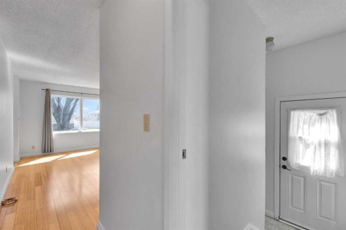 4056 44 Avenue Ne, Calgary, AB - Indoor Photo Showing Other Room