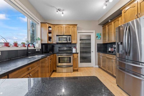 112 Hillcrest Cape, Strathmore, AB - Indoor Photo Showing Kitchen With Double Sink