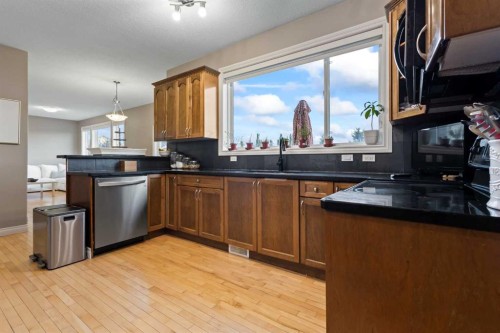 112 Hillcrest Cape, Strathmore, AB - Indoor Photo Showing Kitchen