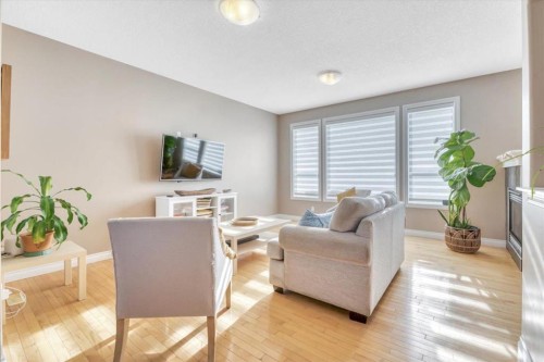 112 Hillcrest Cape, Strathmore, AB - Indoor Photo Showing Living Room