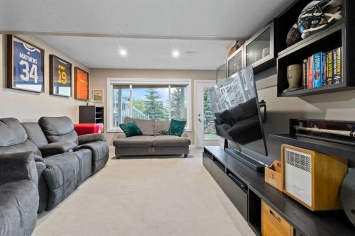 112 Hillcrest Cape, Strathmore, AB - Indoor Photo Showing Living Room
