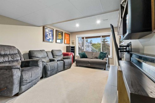 112 Hillcrest Cape, Strathmore, AB - Indoor Photo Showing Living Room
