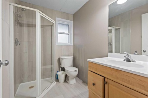 112 Hillcrest Cape, Strathmore, AB - Indoor Photo Showing Bathroom