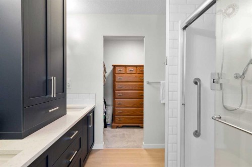 2208-33 Carringham Gate Nw, Calgary, AB - Indoor Photo Showing Bathroom