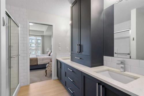 2208-33 Carringham Gate Nw, Calgary, AB - Indoor Photo Showing Bathroom