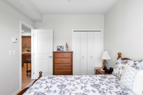 2208-33 Carringham Gate Nw, Calgary, AB - Indoor Photo Showing Bedroom