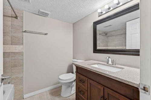 87 Saddlebrook Gardens Ne, Calgary, AB - Indoor Photo Showing Bathroom