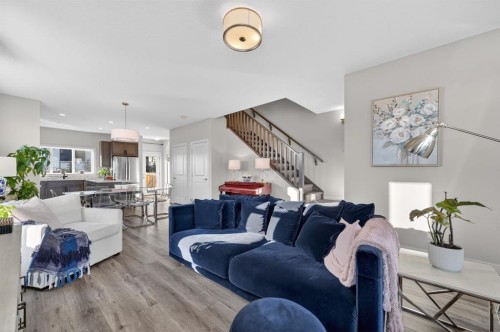 9 Walcrest Gate Se, Calgary, AB - Indoor Photo Showing Living Room