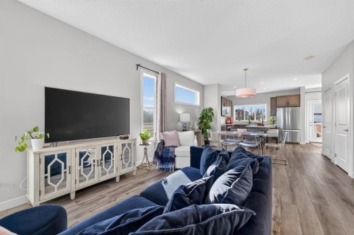 9 Walcrest Gate Se, Calgary, AB - Indoor Photo Showing Living Room