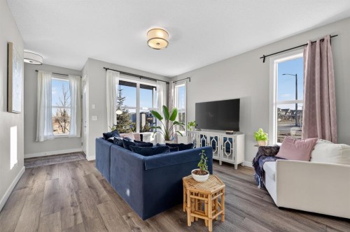 9 Walcrest Gate Se, Calgary, AB - Indoor Photo Showing Living Room