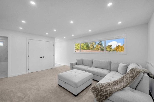 4239 Vauxhall Crescent Nw, Calgary, AB - Indoor Photo Showing Living Room