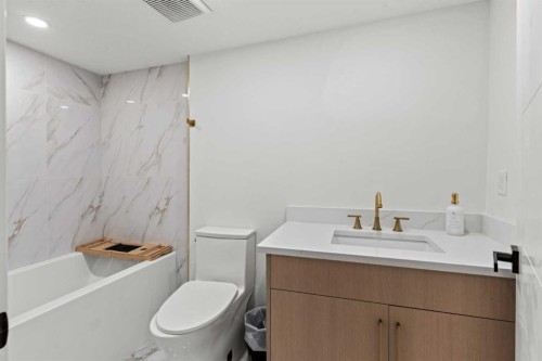 4239 Vauxhall Crescent Nw, Calgary, AB - Indoor Photo Showing Bathroom
