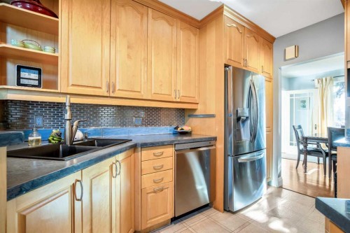 502 8 Avenue Ne, Calgary, AB - Indoor Photo Showing Kitchen