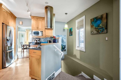 502 8 Avenue Ne, Calgary, AB - Indoor Photo Showing Kitchen